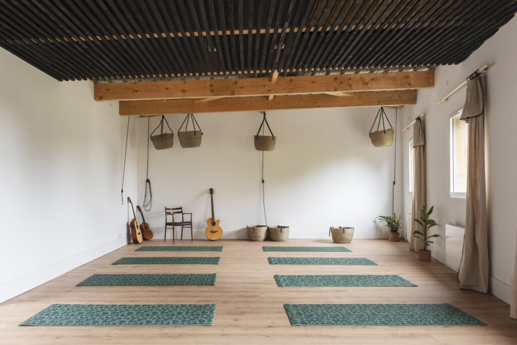 Le Studio aménagé pour un cours de yoga, salle à l’étage de Quartier Libre Chantenay, Nantes