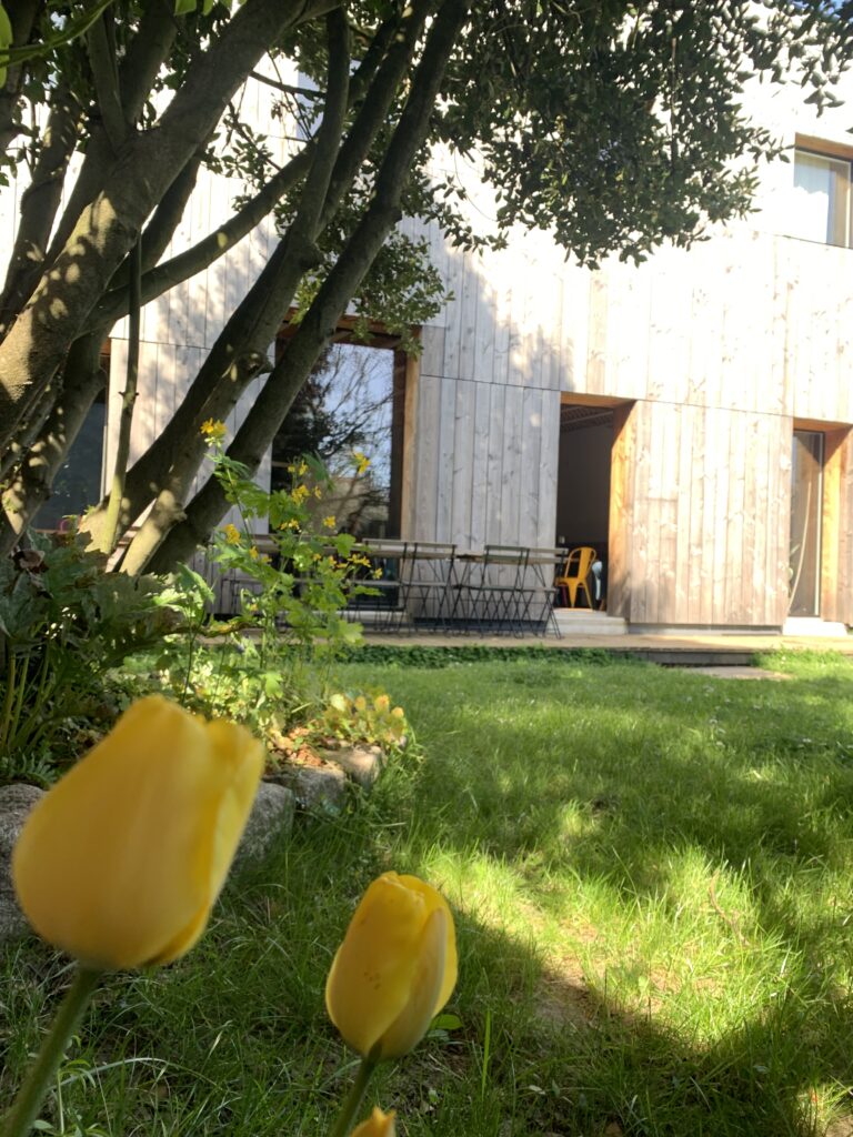 Le jardin et la terrasse de Quartier Libre Chantenay, maison en bois à Nantes