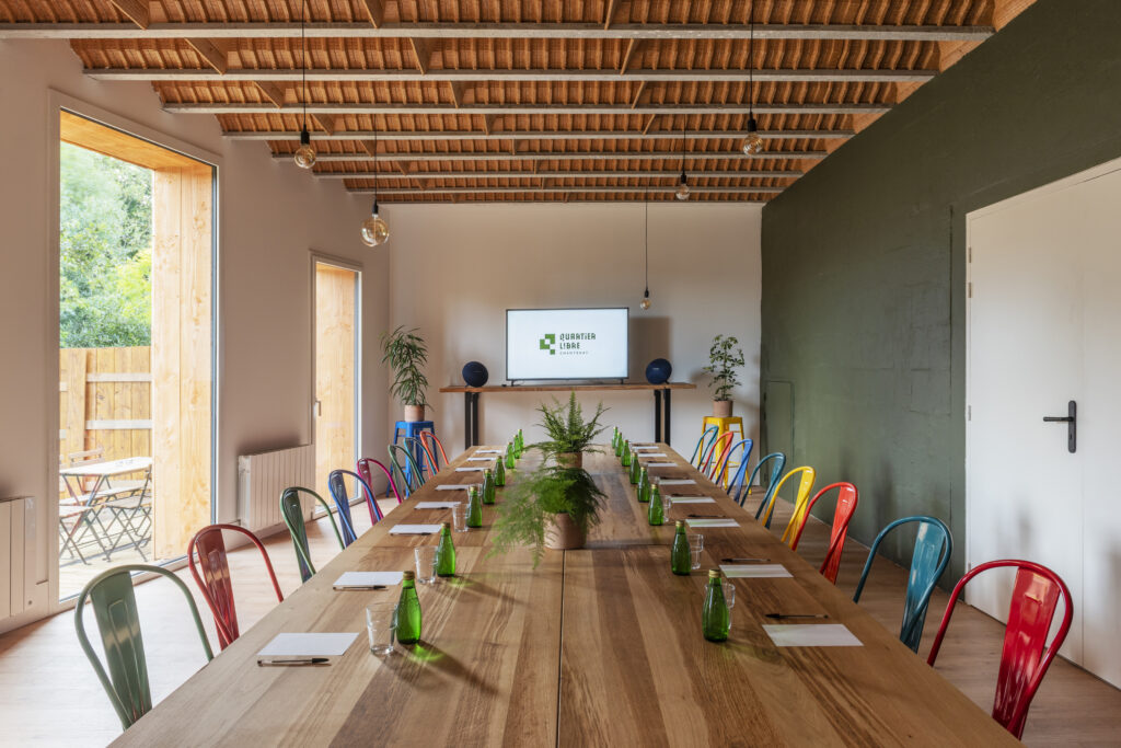 L’Atelier en configuration réunion, chaises colorées et vidéoprojecteur – location de salle à Nantes