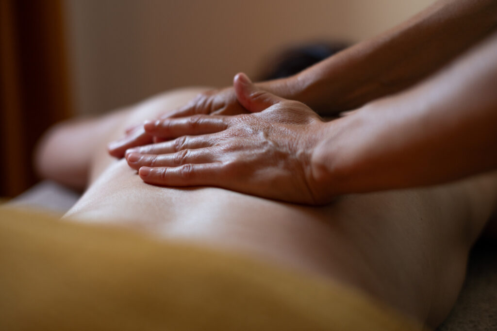 Massage du dos dans La Bulle, espace de soin de Quartier Libre Chantenay à Nantes