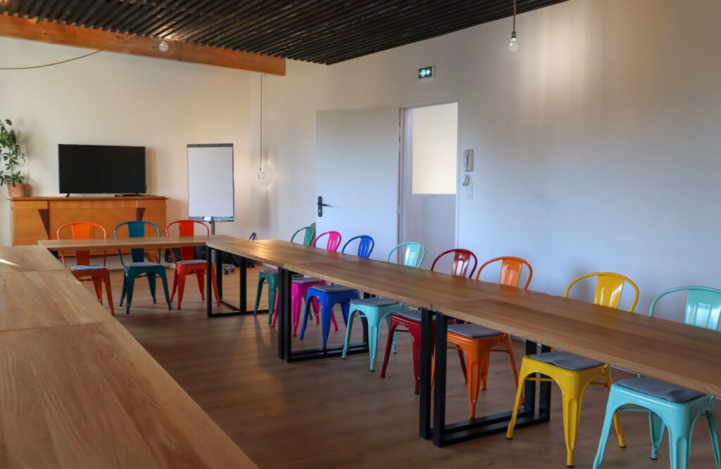 Le Studio en tables en U, salle de formation à Nantes – Quartier Libre Chantenay