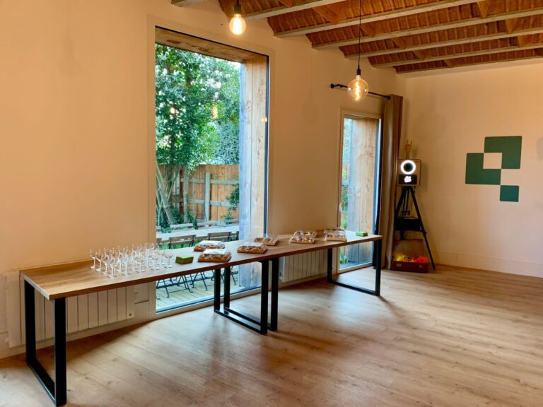 Buffet dressé dans l’Atelier lumineux ouvert sur le jardin