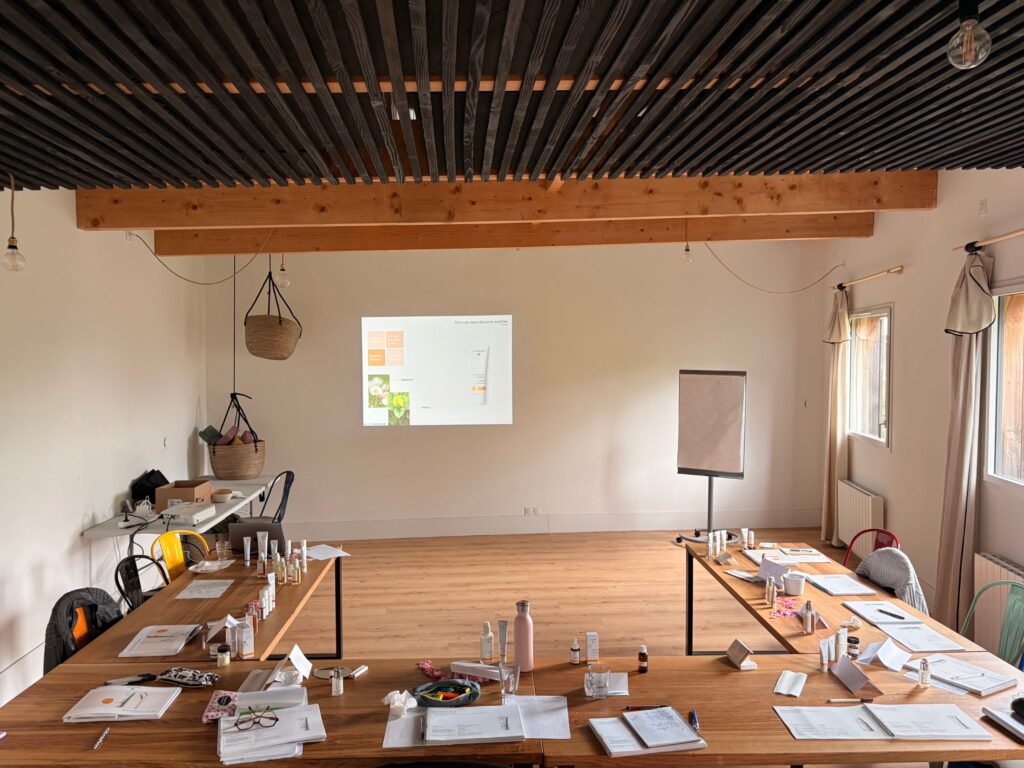 Formation bien-être dans le Studio en tables en U – salle de formation à Nantes