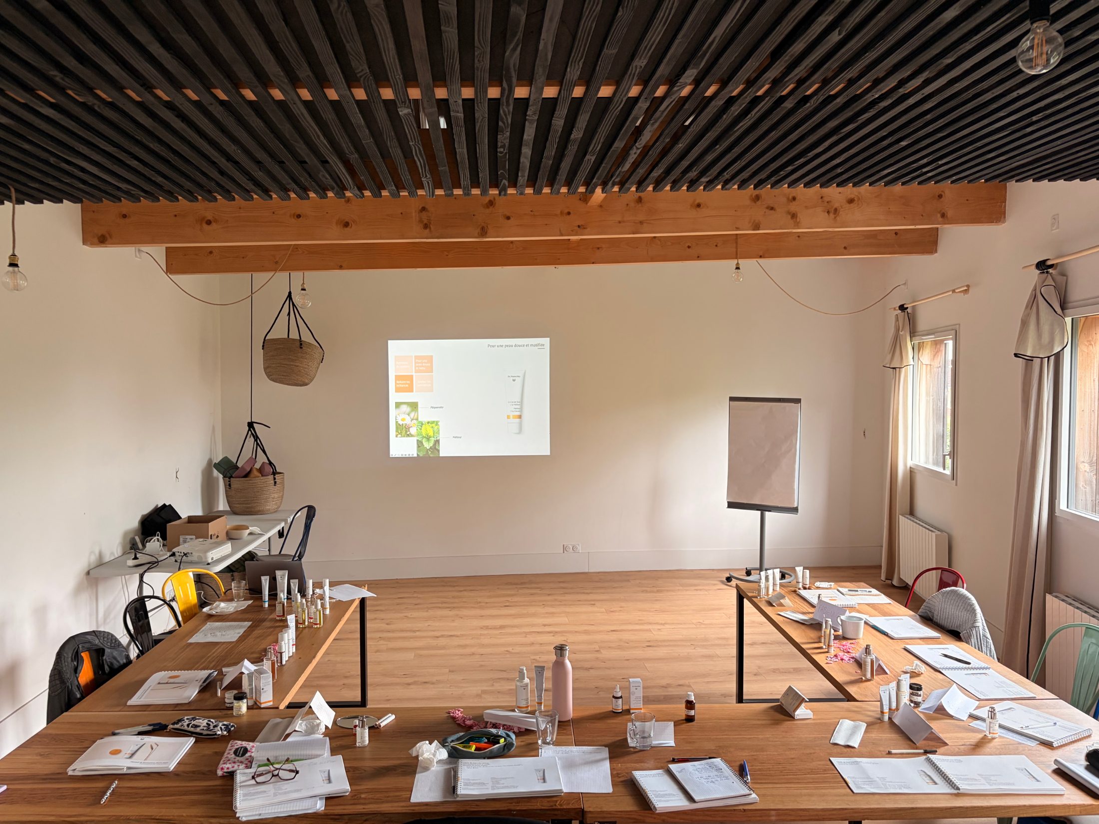 Formation bien-être dans le Studio en tables en U – salle de formation à Nantes