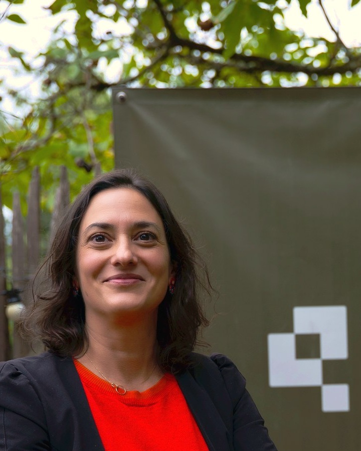 Clothilde Van Ghele devant la bâche Quartier Libre Chantenay, dans le jardin
