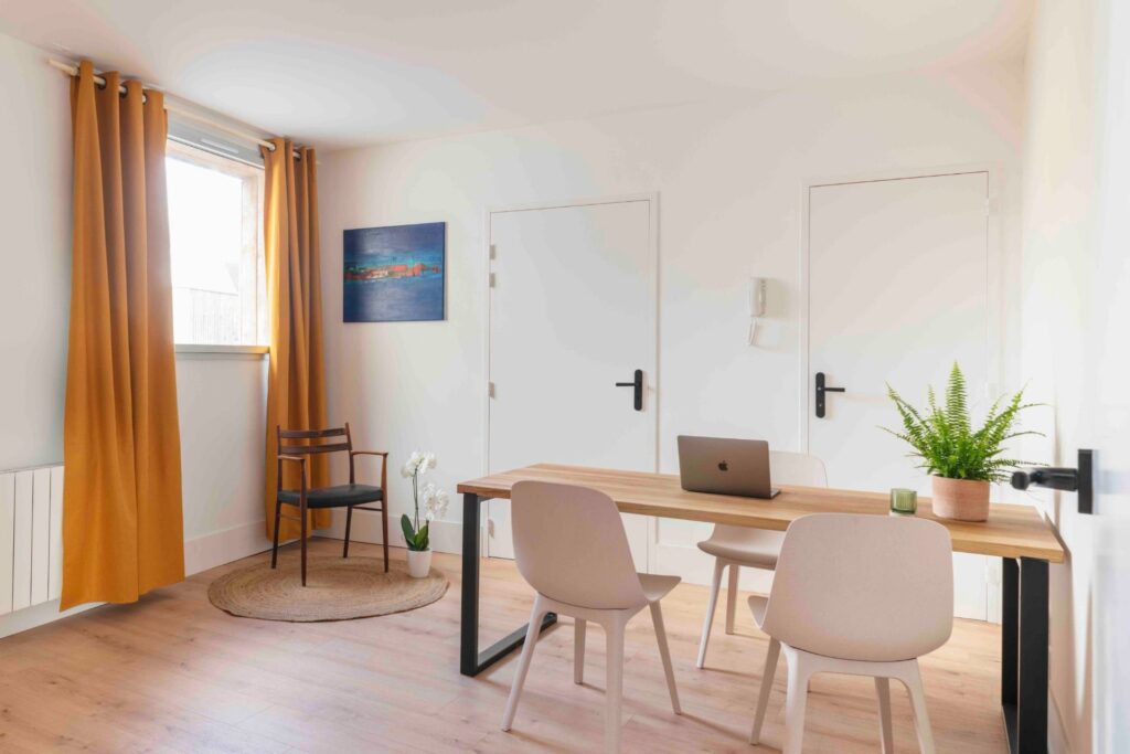 La Bulle, bureau privé lumineux avec table en bois et rideaux ocre, Quartier Libre Chantenay à Nantes