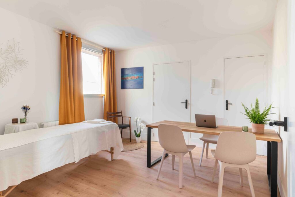 La Bulle aménagée en espace de soin avec table de massage, Quartier Libre Chantenay à Nantes